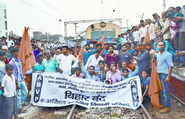 बिहार बंद: लाठी के विरोध में उतरे, फिर लाठीचार्ज