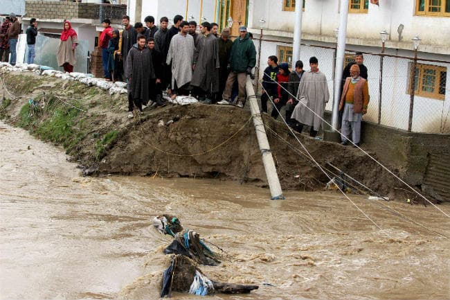 कश्मीर में बाढ का कहर, 16 की मौत, फिर बारिश की चेतावनी