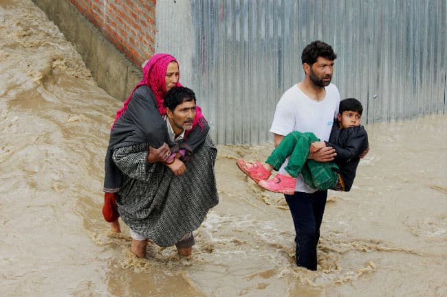 कश्मीर बाढ़ : एनडीआरएफ की आठ टीमें कश्मीर में बचाव अभियान के लिए मुस्तैद