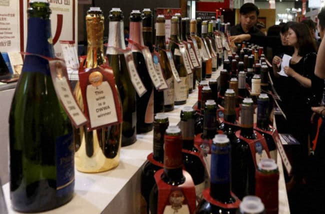 सिंगापुर में रात के समय सार्वजनिक स्थानों पर शराब की ब्रिकी और सेवन पर प्रतिबंध