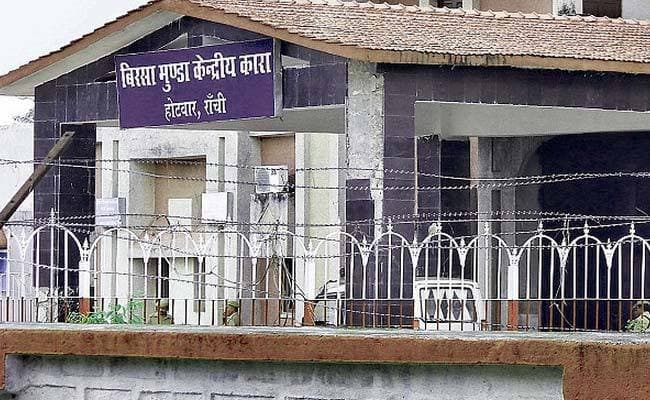 जेल में भिड़े पूर्व मंत्री एनोस एक्का और योगेंद्र साव