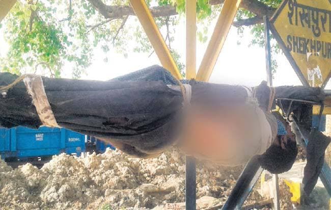 शेखपुरा में कुत्ते से बचाने के लिए शव को पोल में टांगा