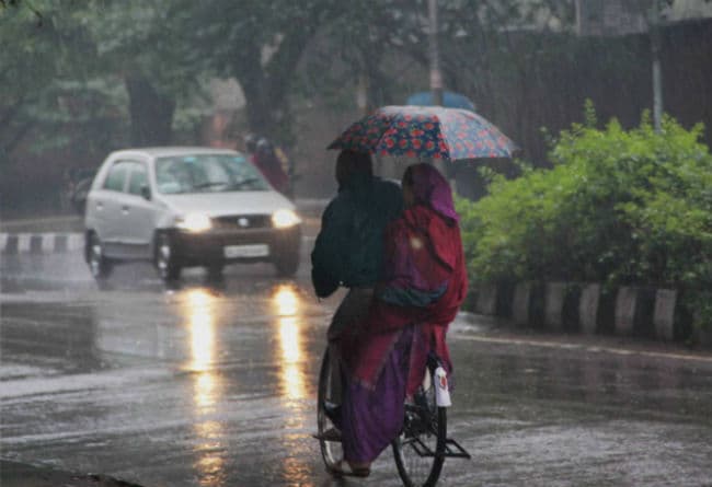 दिल्ली में हुई जमकर बारिश, तापमान गिरा