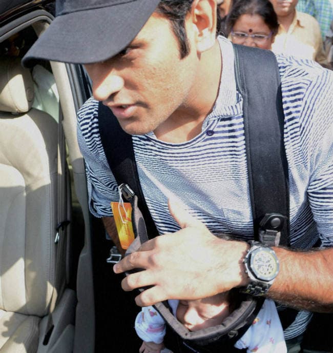 साक्षी और बेटी जीवा के साथ रांची पहुंचे धौनी