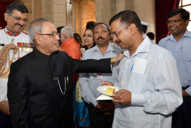 राष्ट्रपति ने चाय पार्टी में केजरीवाल से कहा, कुछ और लीजिये, कोई नुकसान नहीं होगा