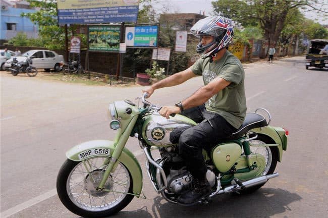 अब कावासाकी निंजा एच-2 के दीवाने बने महेंद्र सिंह धौनी अब कावासाकी निंजा एच-2 के दीवाने बने महेंद्र सिंह धौनी