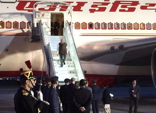 प्रधानमंत्री नरेन्द्र मोदी पहुंचे फ्रांस, ओलांद के साथ अहम बातचीत के आसार