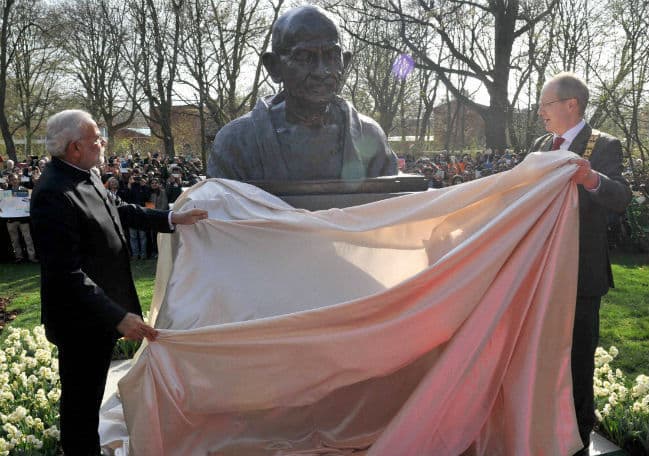 पीएम नरेंद्र मोदी ने हनोवर में गांधी की आवक्ष प्रतिमा का अनावरण किया