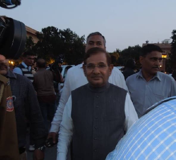 शरद यादव ने की पद्म पुरस्कार बंद करने की मांग