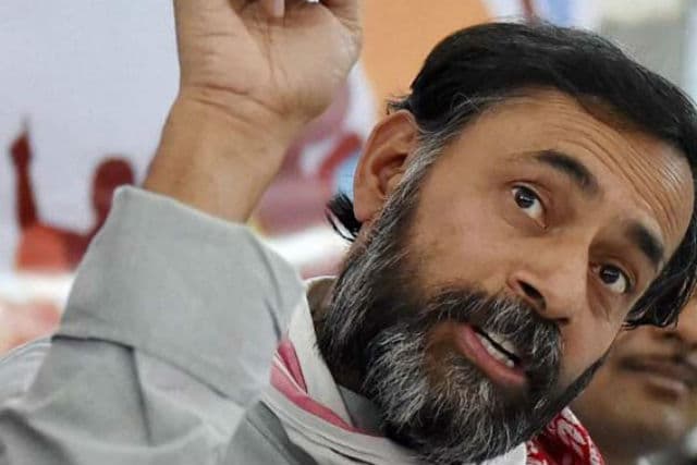 अरविंद केजरीवाल कर रहे हैं पार्टी संविधान का उल्लंघन : योगेंद्र यादव