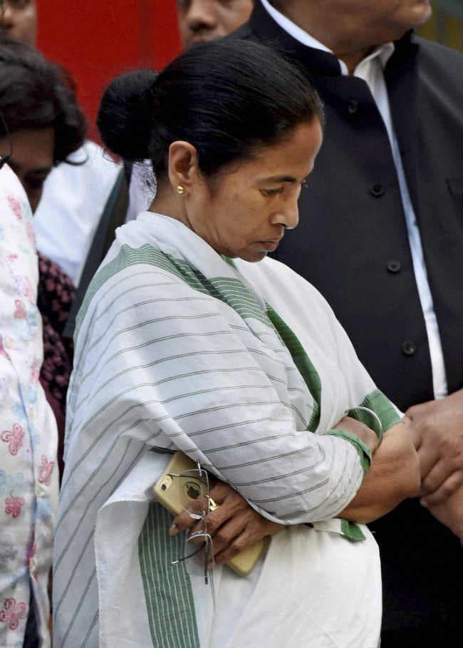 युवा क्रिकेटर अंकित केसरी की मौत पर परिजनों को सांत्वना देने पहुंची ममता बनर्जी