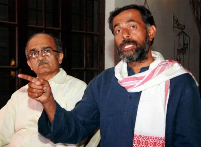 प्रशांत, योगेंद्र समेत पार्टी के चार बागी नेताओं को किया गया बाहर