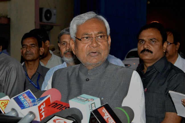 बिहार के तूफान प्रभावित क्षेत्रों का नीतीश कुमार ने किया हवाई सर्वेक्षण