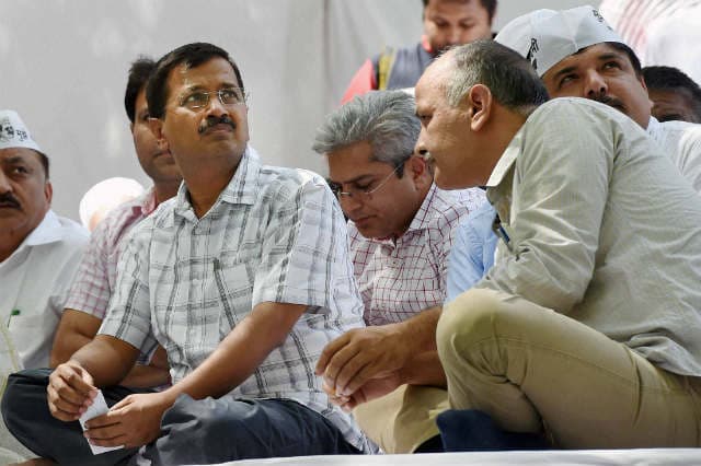 किसान खुदकुशी मामले पर दिल्ली पुलिस और केजरीवाल सरकार में ठनी, सियासत गरमायी