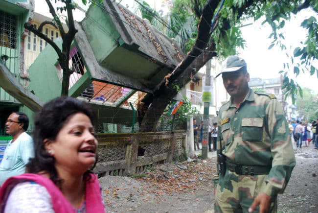 भूकंप से बंगाल में तीन की मौत, PM मोदी ने ममता से की बात