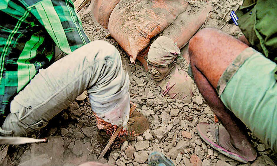 नेपाल भूकंप : काठमांडू में फंसे परिजनों की सलामती की दुआ