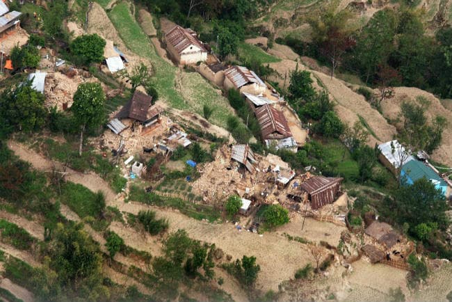 नेपाल के सुदूर इलाकों में मदद उपलब्ध करवाने के लिए संघर्ष कर रहे हैं राहतकर्मी