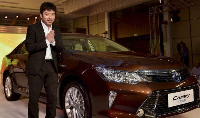 टोयोटा इंडिया ने कैमरी के उन्नत संस्करण उतारे
