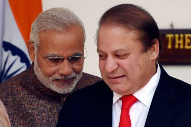नवाज शरीफ ने पीएम मोदी को फोन कर नेपाल में राहत अभियान की तारीफ की