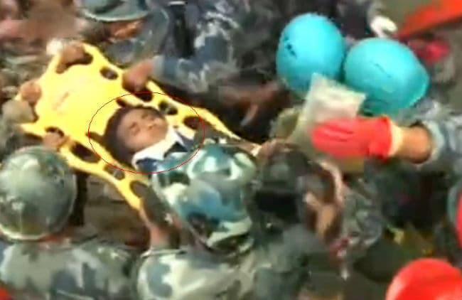 नेपाल : 5 दिनों से मलबे में दबा हुआ किशोर ऐसे निकला जिंदा