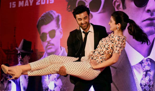 ''बॉम्बे वेलवेट'' के प्रचार के दौरान पत्रकारों संग थिरके रणबीर-अनुष्का