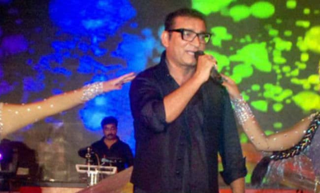 फुटपाथ पर सोने वालों को सिंगर अभिजीत ने कहा ''कुत्ता'', देखें वीडियो