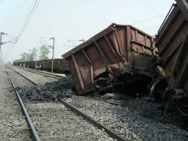 गया-मुगलसराय रेलखंड पर मालगाड़ी के 23 डिब्बे पटरी से उतरे