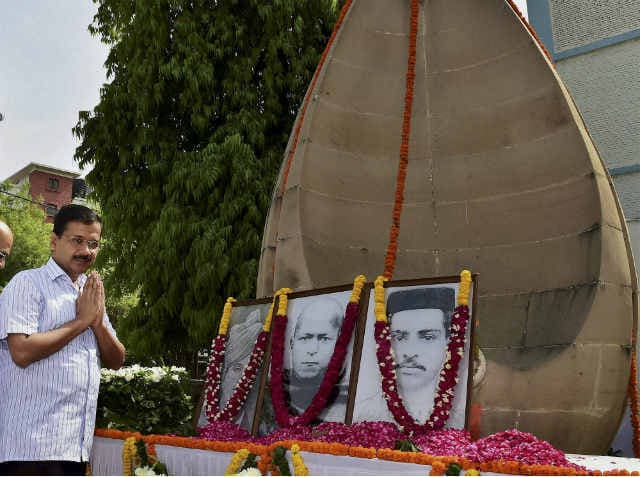 केजरीवाल ने गजेंद्र सिंह को दी श्रद्धांजलि, उसके परिवार के साथ साझा किया मंच