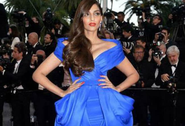 ''कान्स'' के रेड कार्पेट पर सोनम कपूर, देखें वीडियो