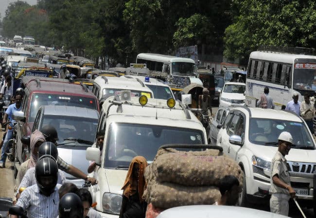 बिहार : होमगार्ड जवानों ने किया चक्का जाम, गांधी सेतु पर लगे जाम से बीमार महिला की एम्बुलेंस में हुई मौत