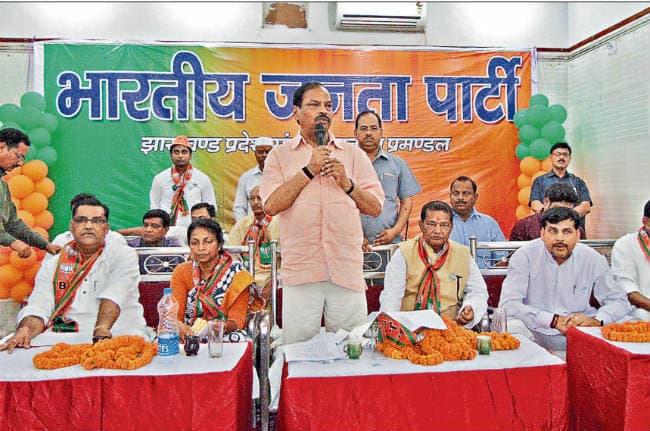 सिर्फ नौकरशाही के भरोसे विकास नहीं हो सकता