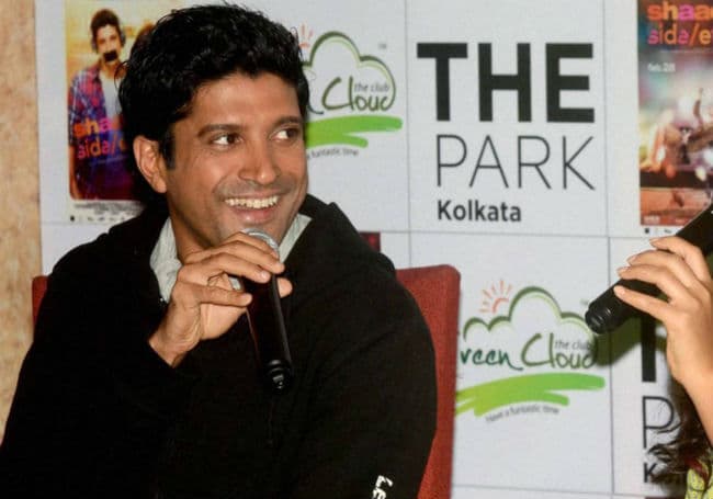 कुत्ते के चाटने के लिए फरहान ने चेहरे पर लगाई आइसक्रीम