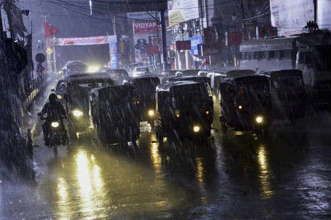 देशभर में बदल रहा है मौसम का मिजाज, राष्ट्रीय राजधानी दिल्ली में हल्की बारिश से मौसम हुआ सुहावना