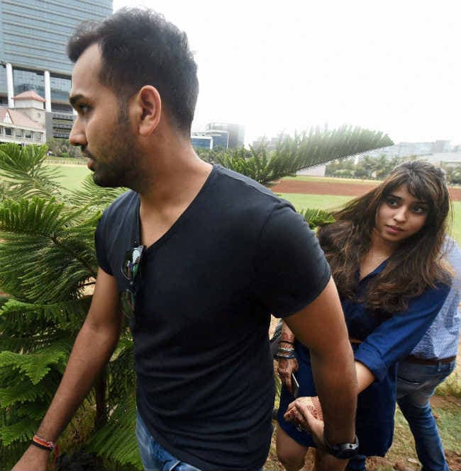 पर्यावरण दिवस के कार्यक्रम में मंगेतर रितिका का हाथ थामें दिखें रोहित शर्मा, देखें तसवीरें