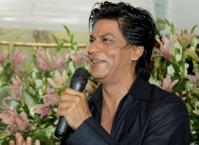 शाहरुख खान की ''रईस'' की शूटिंग में फिर गया पानी...