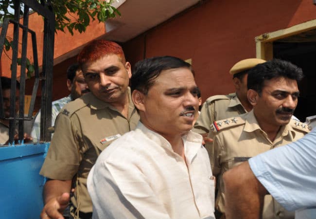 फर्जी डिग्री मामला : तोमर को लेकर दिल्ली पुलिस रवाना