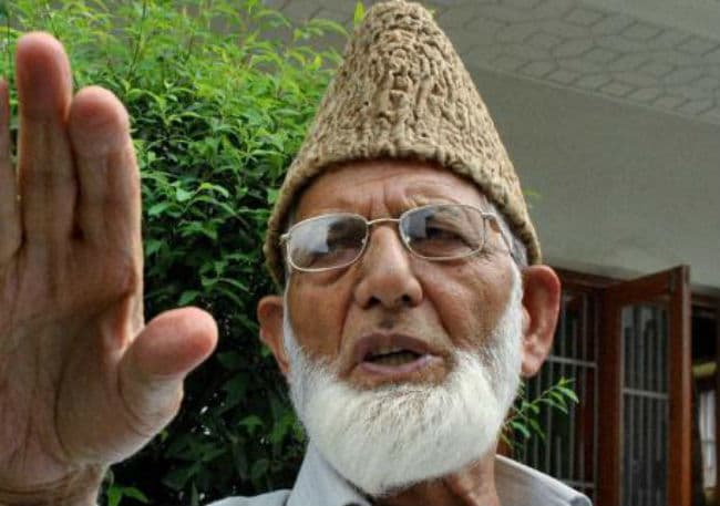 जम्मू-कश्मीर : गिलानी को किया गया नजरबंद, हुर्रियत के करीबी की गोली मारकर हत्या