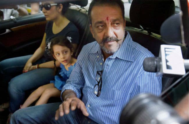 संजय दत्त पैराल पर फिर आना चाहते हैं जेल से बाहर