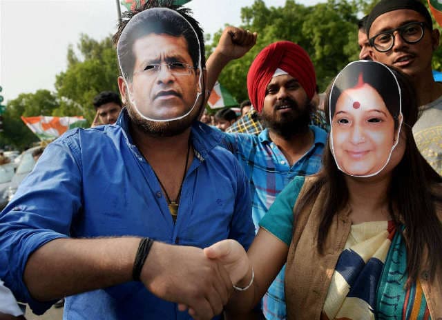 सुषमा-वसुंधरा के इस्ताफे पर अड़ी कांग्रेस, वसुंधरा ने अमित शाह से फोन पर की बात