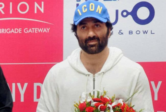 बहन अहाना और उसके बच्चे को लेकर बेहद खुश हैं सनी देओल