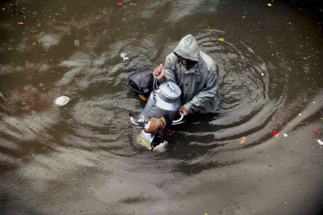 मुंबई में बारिश से थमी जिंदगी ने फिर पकडी रफ्तार, हाईटाइड की संभावना