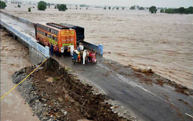 मूसलाधार बारिश से चारधाम यात्रा रूकी, कश्मीर, गुजरात और उत्तर भारत में बाढ से तबाही