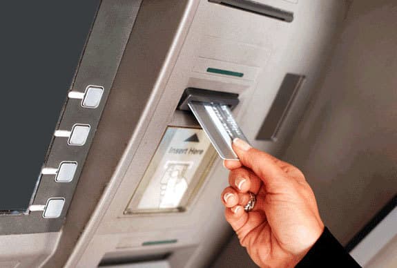 एटीएम में गोंद लगा कर निकाल लेते थे रुपये
