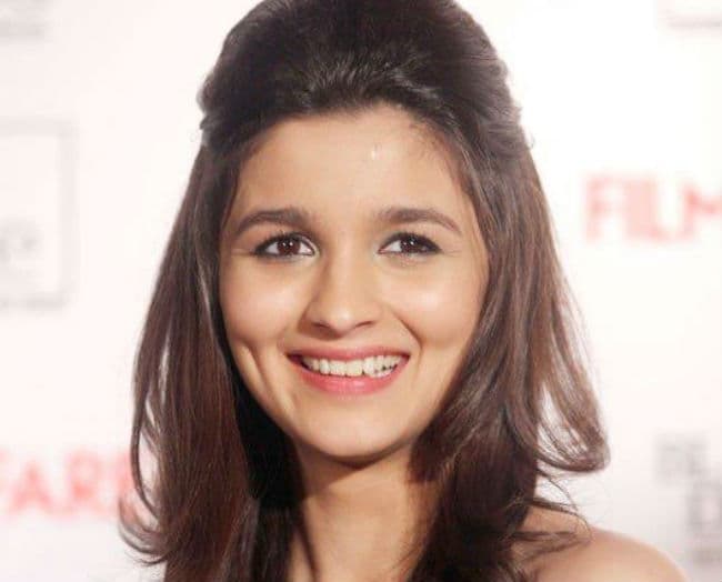 फैमिली संग हैदराबाद के फलकनुमा पैलेस पहुंची आलिया भट्ट