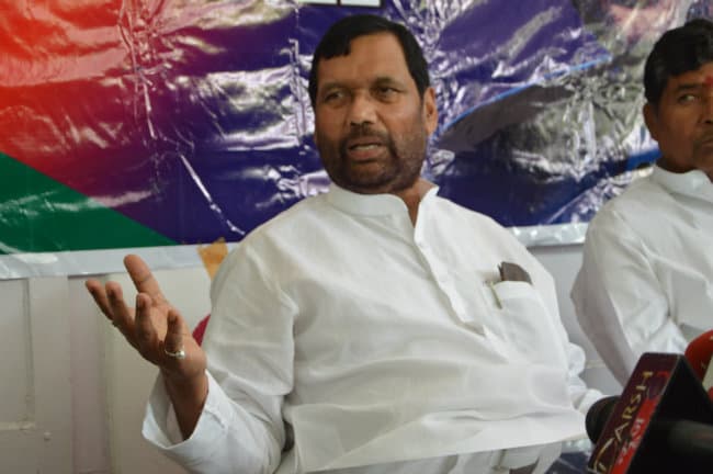 जेपी को सम्मान नहीं दे सके लालू-नीतीश, लोकनायक का नाम लेने का उन्हें नैतिक अधिकार नहीं : पासवान
