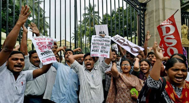 वसुंधरा बिना किसी बडे नेता से मिले ही वापस लौटी जयपुर, इस्तीफे को लेकर प्रदर्शन