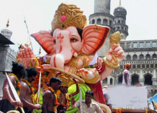 भगवान गणेश और यमराज समझा रहे हैं लोगों को हेलमेट की महत्ता