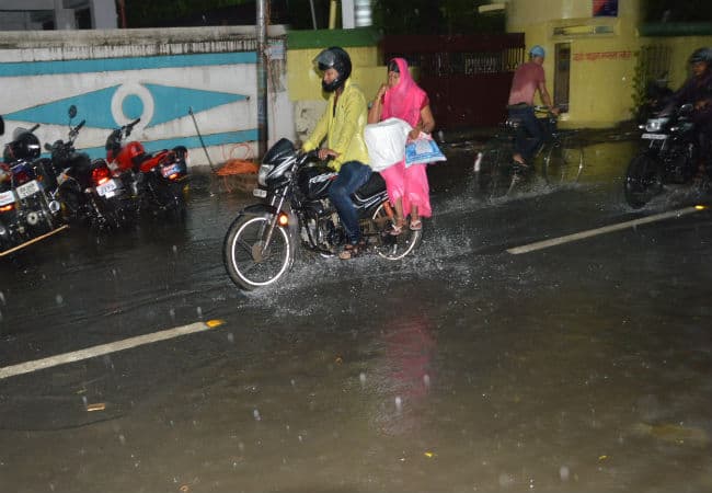 पटना: आंधी के साथ झमाझम बारिश, लोगों को मिली गरमी से राहत