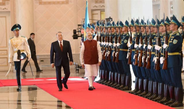 रूस के उफा पहुंचे पीएम नरेंद्र मोदी, ब्रिक्स बैंक व इन्फ्रास्ट्रक्चर बैंक के प्रति रुझान बढने से पश्चिमी देश परेशान