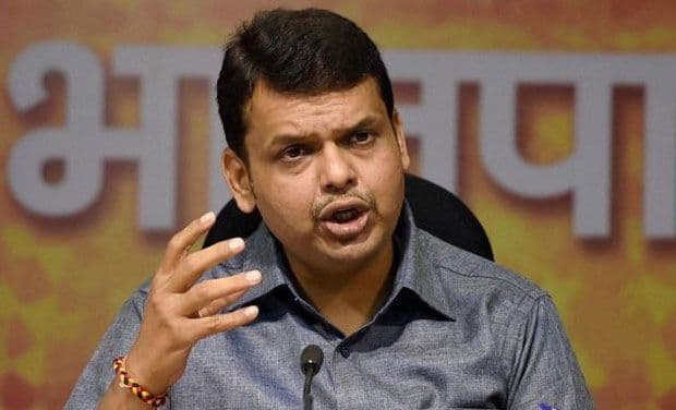 देवेंद्र फडनवीस के परिवार की निजी तसवीर सोशल मीडिया पर शेयर करने पर कांग्रेस-एनसीपी नेताओं पर प्राथमिकी
